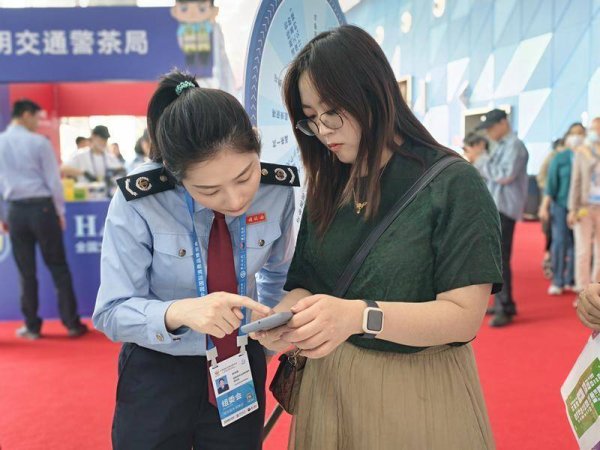 易富配资 消博会期间 海南税务“点靓”税费服务风景线